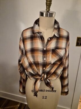 Tied Front Plaid Button-Up Shirt in Brown & Cream